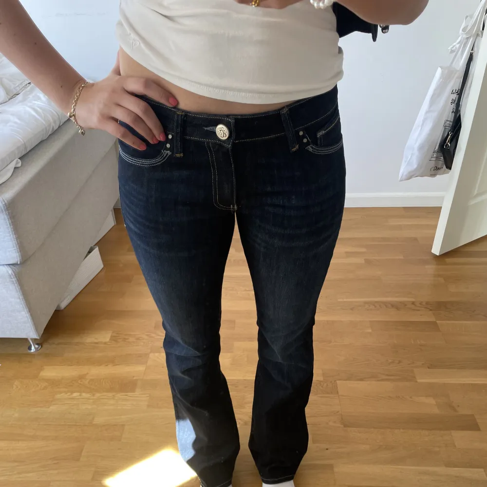 Slutsålda lågmidjade bootcut jeans från Mavi Bella i mörkblå färg. Strl 28/34, passar mig perfekt som är 170 och har ganska långa ben. 💞💞 Aldrig använda med nypris 629kr . Jeans & Byxor.