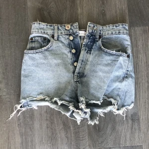 Jeanshorts  - Coola högmidjade jeanshorts från zara! Ganska använda 2021 men inte använda sedan dess då de ej passar mig längre. Ordenarie pris 300 kr🫶 köparen står för frakt 🤗 priset kan diskuteras ☀️