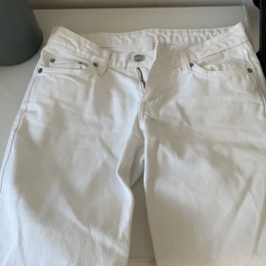 Weekday Jeans - Säljer dessa pga att de är för små. Just denna färgen är även slutsåld. Passar till allt och är väldigt bekväma💞
