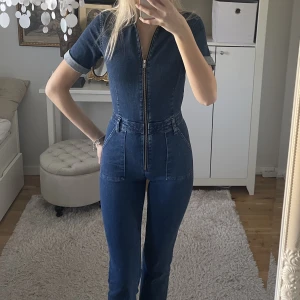 byxdress från mango - Säljer den populära byxdressen från mango!!! ✨ Endast använd 1 gång då storleken var för liten.  ord. pris 700kr   Den finns i kalmar så hojta till om du är intresserad så löser vi en träff!   Jag är 175cm lång🫶🏻