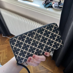 By malene birger plånbok - Du får plats med telefon i den!