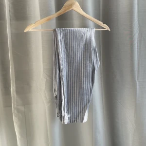 Kostymbyxa - Kostymbyxor köpta på hm storlek 34, fickor både fram och bak 