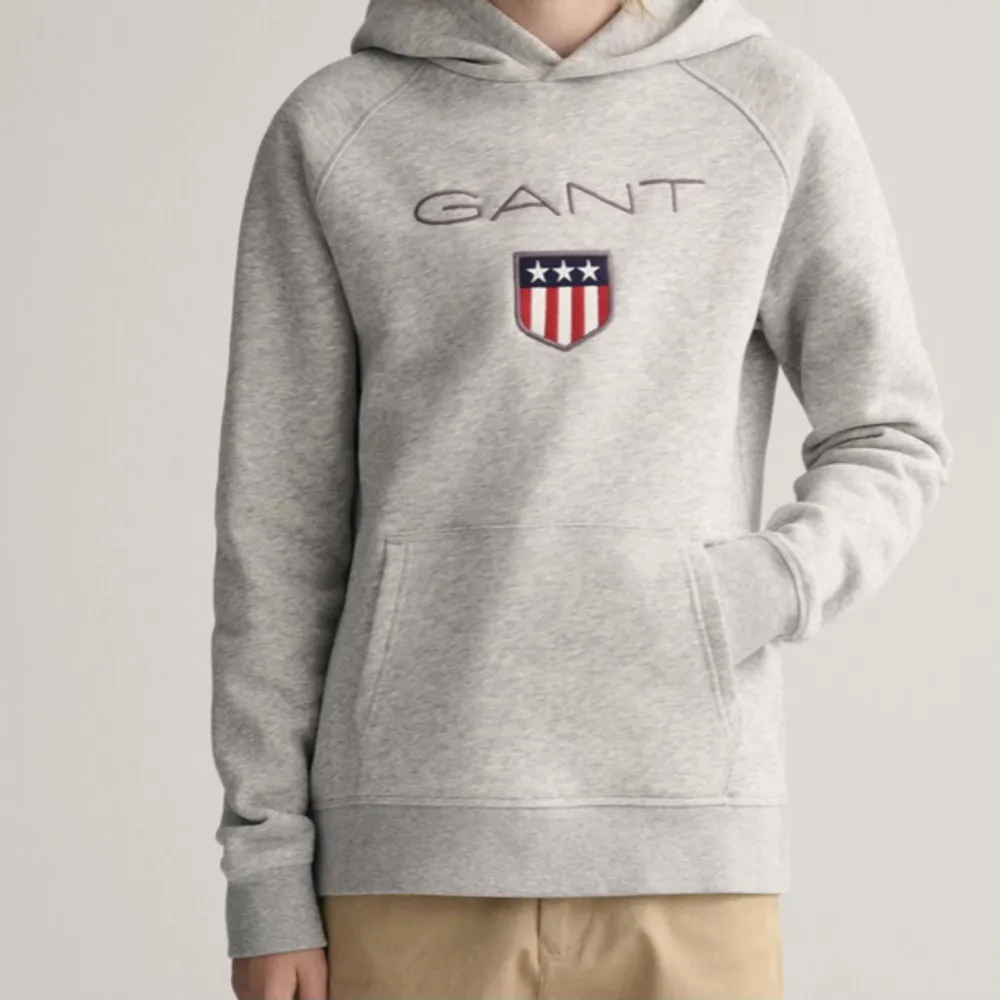 Hej jag säljer nu min fina Gant hoodie i storlek medium. Den är ändats använd 2 gånger och är i ny skick. Jag säljer den eftersom den inte är min stil . Den är köpt på gants egen hemsida där den kostar 900 kronor. Jag säljer den för 750kr. Tröjor & Koftor.