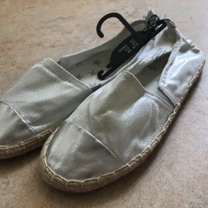 Flat - Sandaler flat , aldrig använda , ny pris 129 