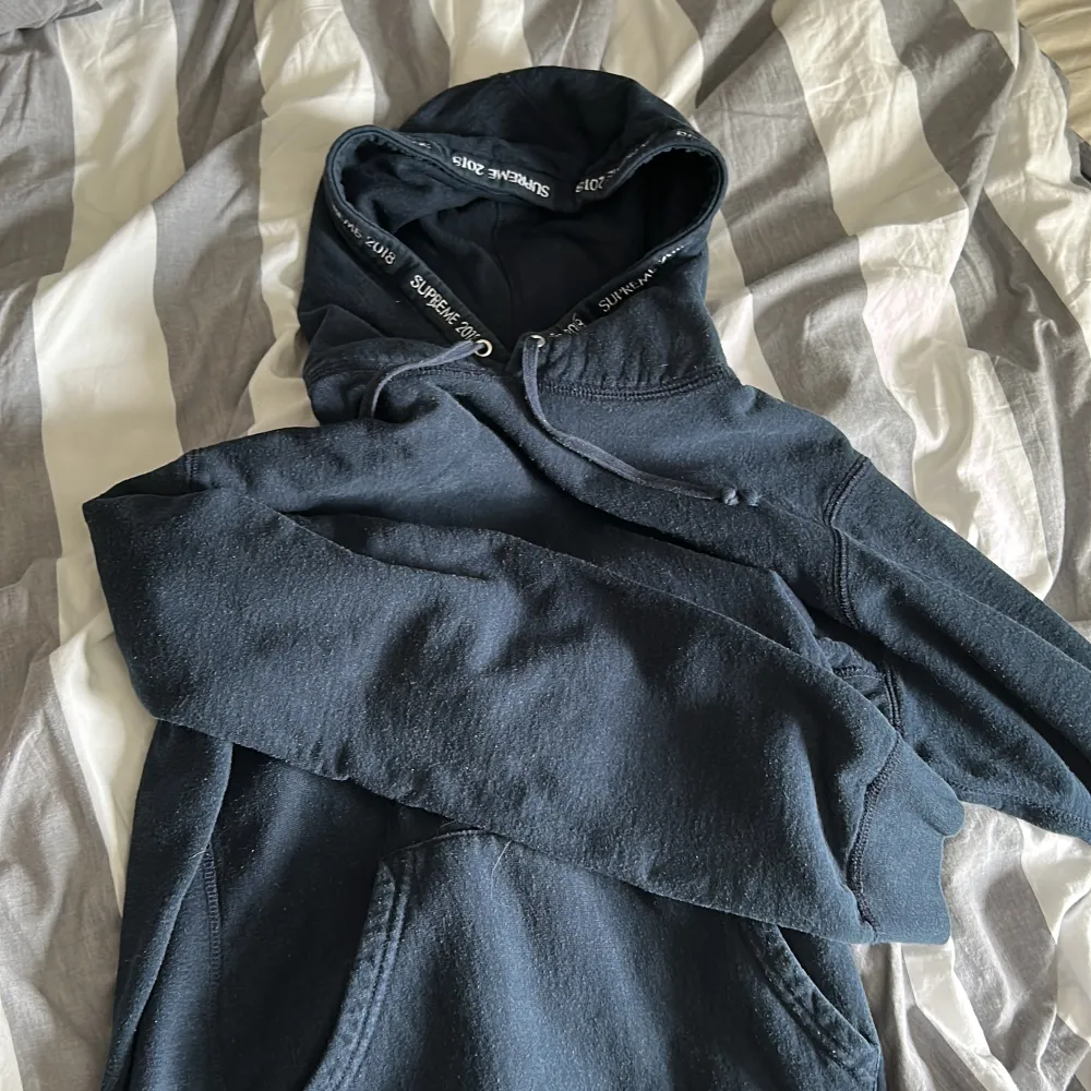 En fet Supreme hoodie från 2018 knappt använd, inga fläckor eller något trasigt. Är perfekt att ha under en jacka  Skriv för mer bilder. Hoodies.