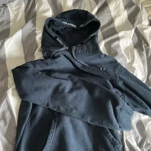En fet Supreme hoodie från 2018 knappt använd, inga fläckor eller något trasigt. Är perfekt att ha under en jacka  Skriv för mer bilder