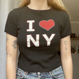 T-shirt - Jättesöt tröja köpt på plick, fint skick förutom lite urtvättad! OBS! Min spegel är smutsig.  Köparen betalar för frakten och katt finns i hem 🏠 Använd helst safepay💓