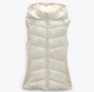 Väst zara - Jätte fin vit väst från zara, använd ett fåtal gånger. Hör av dig för fler bilder❤️