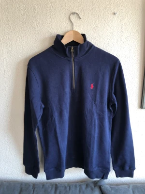 Ralph Lauren Half Zip strl M - Tröja i nyskick som jag haft sen i vintras. Har bara använts fåtal gånger. Inga fläckar, hål eller lösa sömmar. Nypris: 1700kr
