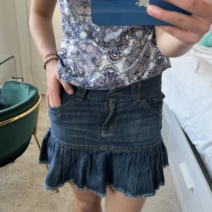 Kjol!  - Snygg marinblå jeanskjol!! Midjemått:78cm