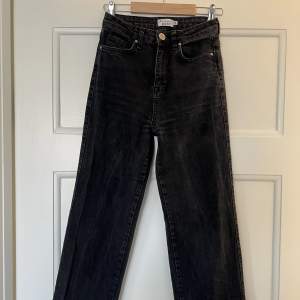 Jag säljer mina svarta jeans med slits från Madlady x Ida Carlsson i storlek 34. Jeansen passar mig som är 169 cm lång💕