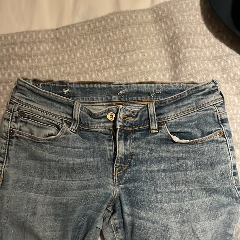 Säljer mina vintage Levis jeans. Lowwaisted. De är lite slitna men har inga hål mer än inne i midjan eller några skador. Storleken passar mig som brukar vara runt en 34a. 💗💗. Jeans & Byxor.