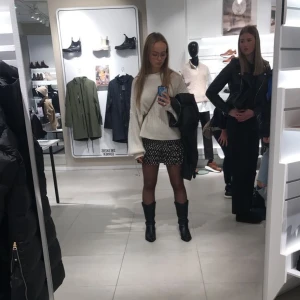 Volangkjol - Säljer nu min absoluta favoritkjol, som tyvärr inte kommer till användning längre. Den är lågmidjad, köpt här på Plick. 