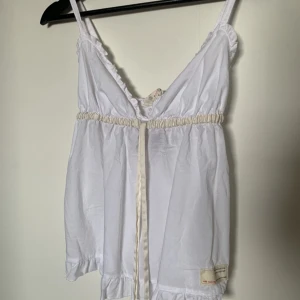 Odd Molly topp - Jättefin topp från Odd Molly i nyskick!❤️‍🔥 Säljer då den inte passar, men så fin nu till sommaren👊 skriv för fler bilder eller frågor 