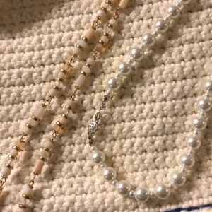 2st halsband - 80kr rosa ca 94cm 50kr vitt 65cm Aldrig använda  Kolla min profil för mer smycken/kläder m.m✨