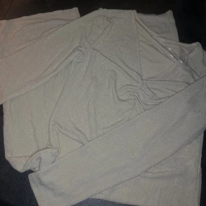 KLÄNNING - Oanvänd glittrig klänning ifrån VILA med slits.  Nypris ;- 465kr  Aldrig använd !  