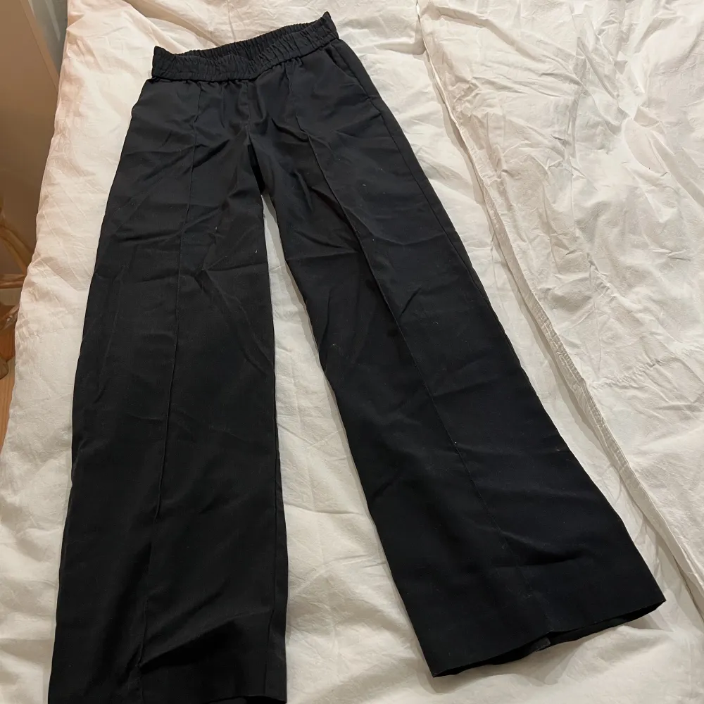 Svarta byxor med pressveck, super sköna. Jeans & Byxor.