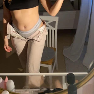 Chinos - Dickies liknande byxor i beige, passar mig som brukar ha 38 i byxor.