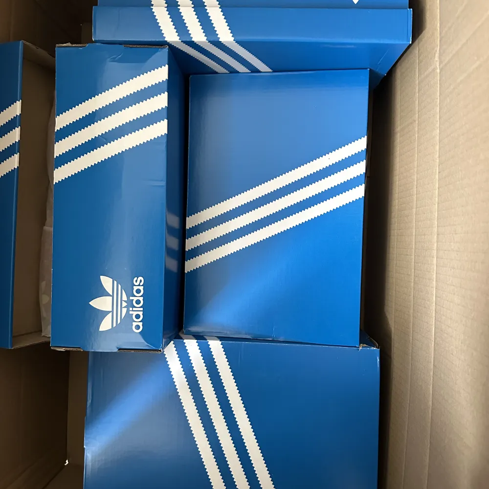 Har Adidas Campus 00 i fyra olika storlekar!  36 37 1/3 38 38 2/3 Produkten är jättepopulär, helt slutsåld och går inte att gå tag på!   Säljer för 1800kr per par, eller till högst budande!. Skor.