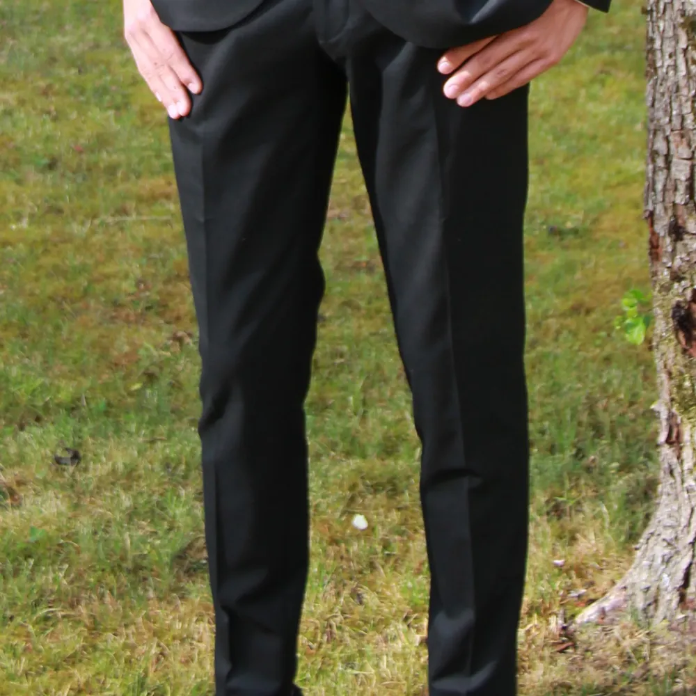 Fin kostym för ungdom 14-20 år  Storlek kavaj: 48 (UK Size:38R) Chest Body Measurements Inches: 37-39 cm: 94-99  Storlek byxor: 44 (UK Size:28R) Waist inches: 28 Waist cm: 69-74 Length inches: 32 Lenght cm: 81	. Kostymer.