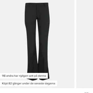 Kostymbyxor bikbok  - Säljer mina kostymbyxor med slits från bikbok i storlek 40. Den sitter som en s/xs enligt mig. Är 158, tycker det sitter bra i längden. Det är modellen Vera. Vill tillägga att dessa byxor är som nya