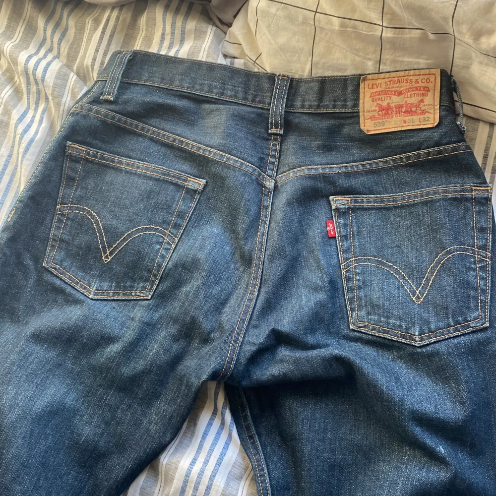 jätte snygga levis. Köpte på 2nd hand. Fortfarande jätte bra kondition 👍 skriv om intreserad ^-^. Jeans & Byxor.