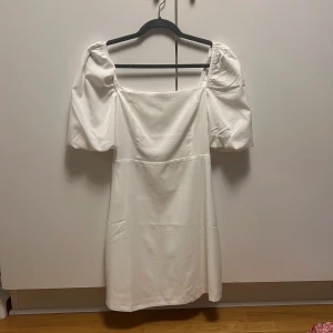 Studentklänning - Helvit sommarklänning/studentklänning storlek 36. Jag är 174cm lång. Resår i ryggen därav strechig😊 Inga tecken på defekthet, använd en gång. Nypris 400