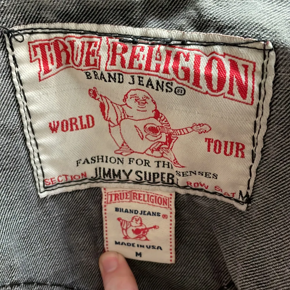 En true religion jacka som jag köpte nyss, säljer eftersom att den inte passar. Den verkar vara väldigt ny. Kan diskutera pris. Jackor.