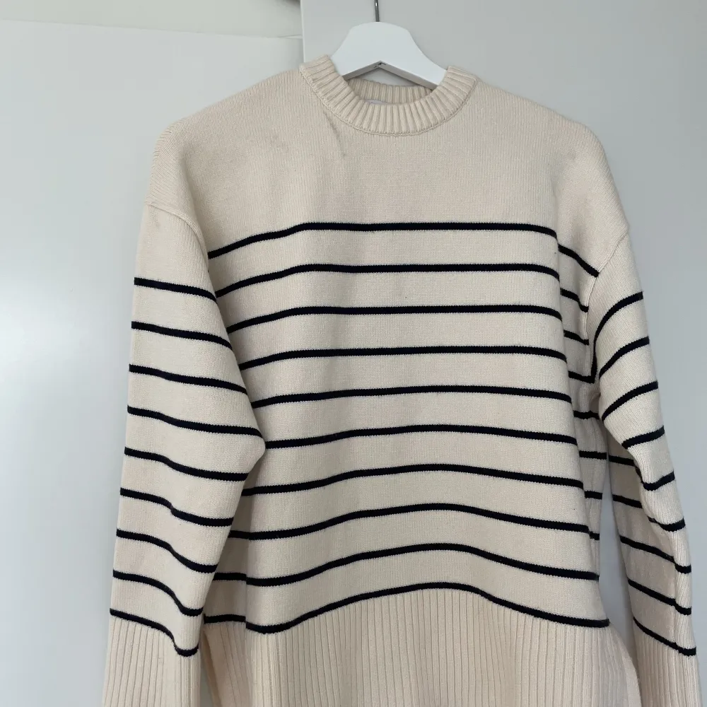 Säljer denna vita tröja från Zara med svarta ränder 🤍  Storlek S  Kan hämtas i Hägerstensåsen eller i centrum av Stockholm . Tröjor & Koftor.