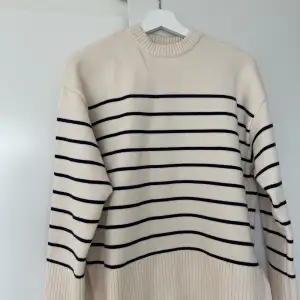 Säljer denna vita tröja från Zara med svarta ränder 🤍  Storlek S  Kan hämtas i Hägerstensåsen eller i centrum av Stockholm 