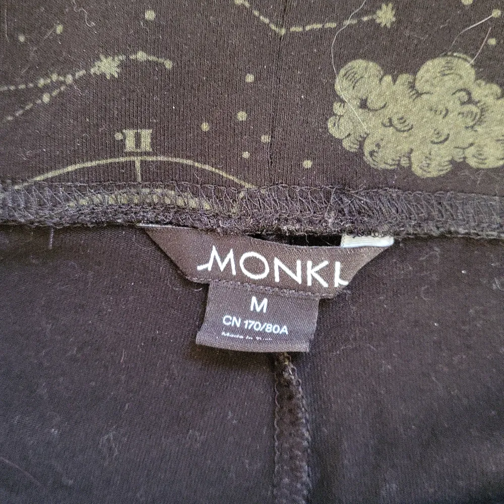 Monki celestial print leggins. Condition good. Material thick. Jeans & Byxor.
