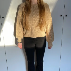 Stickad beige tröja  - Stickad beige tröja. Storlek S. Modellen bär vanligtvis storlek S och är 168cm lång. Väldigt bra skick 