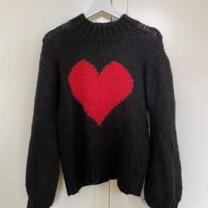 Jätte söt stickad tröja från Kappahl med en rött hjärta. Köpt runt alla hjärtans dag förra året. Inte alls genomskinlig och sitter löst på höfterna. Ärmarna blir bredare desto längre ner.   Org pris- 499kr