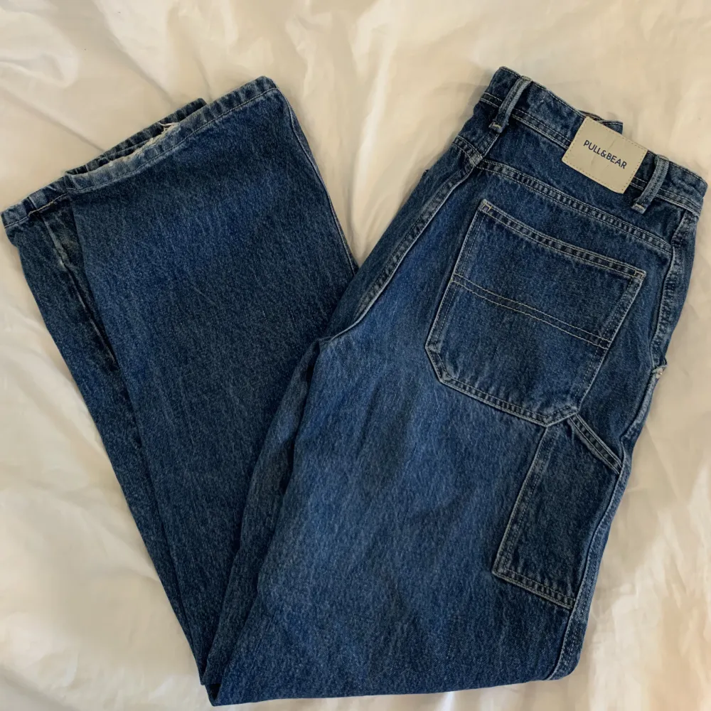 Säljer detta snygga cargo jeans från Pull&Bear i storlek 34! De är i bra skick och har en väldigt cool design ❤️Priset går självklart att diskuteras. Jeans & Byxor.