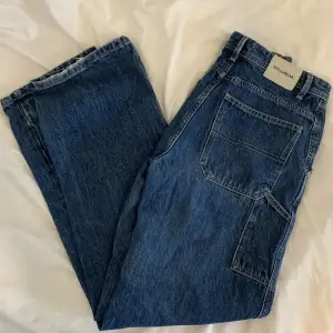 Säljer detta snygga cargo jeans från Pull&Bear i storlek 34! De är i bra skick och har en väldigt cool design ❤️Priset går självklart att diskuteras