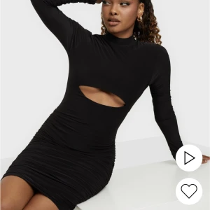 Svart långärmad klänning - Svart, tight klänning från Missguided. Motsvarar mer en S/36 i storlek. Aldrig använd 