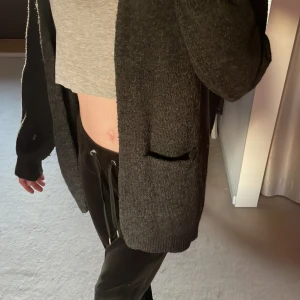 Lång kofta  - Lång kofta i svart. Stickad. Använd några få gånger. 