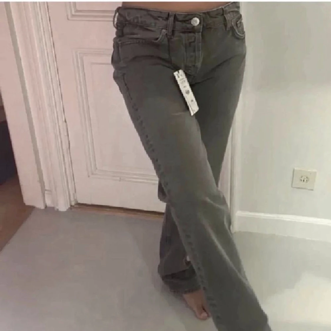 Grå lågmidjade zara jeans  - 90