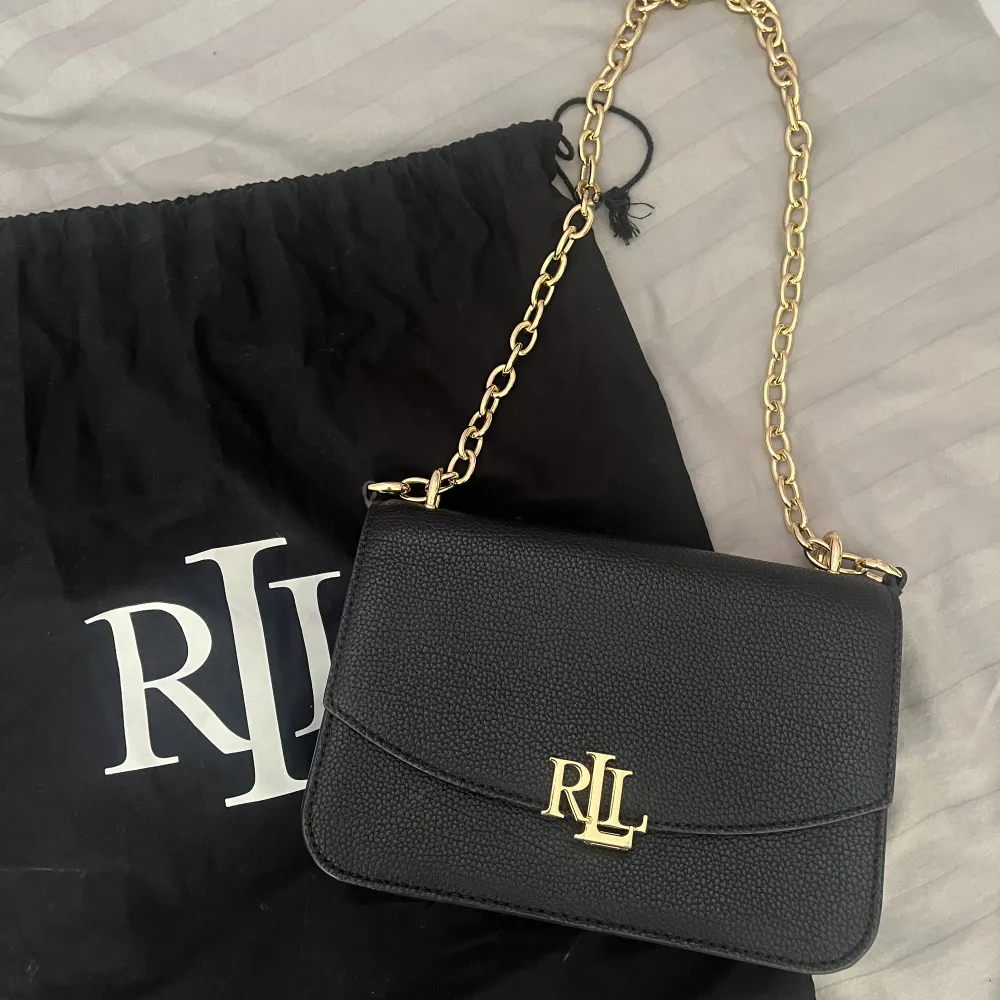 Säljer denna äkta Lauren Ralph Lauren väska som jag knappt fått användning av. Tillkommer med dustbag. Inga defekter alls! Köpt för 2 595kr mitt pris 1 950kr!💓💗💕. Väskor.