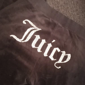 Juicy couture  - Säljer mina svarta juicy Couture mjukis i storlek M passar även S. Endast testade men var för långa på mig då jag är ganska kort. Blev aldrig jag orkade skicka tillbaka dom. Nu vill jag bli av med dom eftersom dom endast ligger här och tar plats. 