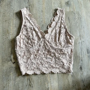 Spetstopp - Supersöt Spetstopp i nyskick. Använd vid ett tillfälle 