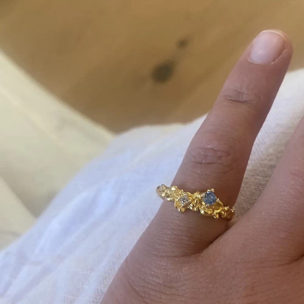 Guldpläterad ring från Byjune, köpte den för någon månad sedan men använder inte. Den är justerbar 💙 nypris 299kr. Accessoarer.