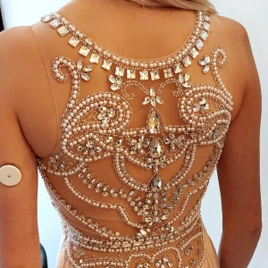 Handgjord balklänning, strl S, använd 1 gång - Säljer min balklänning, köpt 2020. Handgjord och köpt i Stockholm. Storlek 36, beige, stenar/ diamanter i fram och bak, öppen rygg & inga defekter. Tyvärr minns jag inte butiken men ska försöka ta reda på det. Fler bilder finns om önskas. Köpt för 4000kr