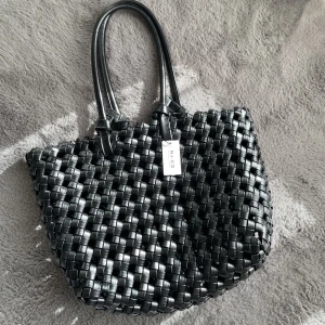 Väska - Jättefin flätad strandväska som även funkar som en vanlig väska. Köpt för 659kr & aldrig använd🖤helt slutsåld