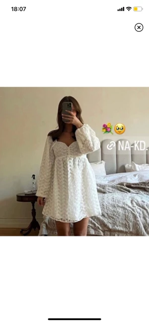 Studentklänning na-kd - Säljer denna klänningen i strl 38 då jag bestämt mig för en annan. Nyskick med lappar kvar! 