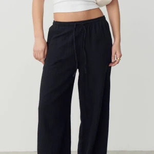 Linnebyxor  - Stilrena linnebyxor i högkvalite! Snygg design med avslappnad passform och elastisk midja för optimal komfort. Vill sälja dessa fina linnebyxor då de är för långa på mig. Har lånat bilderna men Skriv om ni vill ha fler bilder! 💘