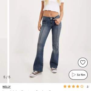Säljer dessa sjukt snygga jeansen från Nelly. Aldrig använda lappen finns kvar!  Nypris 699kr men säljes för 500kr💖