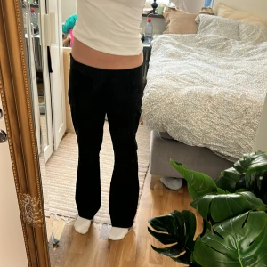 Lågmidjade kostymbyxor  - Svarta supersnygga lågmidjade kostymbyxor med dragkedja på sidan i storlek 40, men skulle säga att de sitter mer som en 38 (jag är 171)