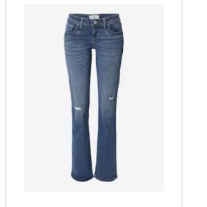 Säljer mina jeans från ltb modell valerie❤️ sjukt snygga med slitningar och hål vid knät💗köpt för 800 mitt pris 400