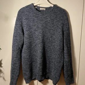 Sweater - Blå stickad sweater. Min pappas gamla som jag fick då han använt den en fåtal gånger. Jag har aldrig använt den. Köparen står för frakten! 